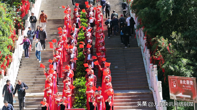 华山之巅歌声扬 百人欢歌贺国庆