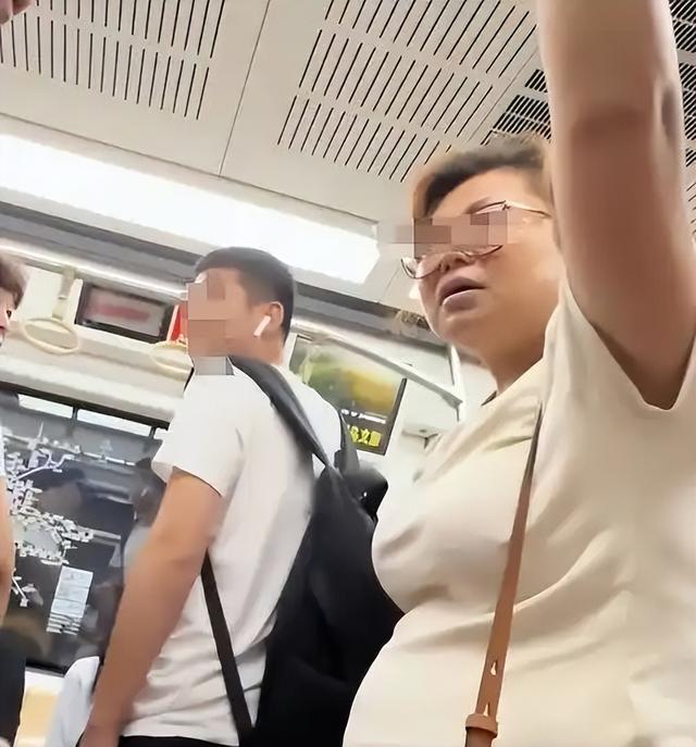 反华势力出现？女子大闹北京地铁，逮着谁骂谁，叫嚣中国不如美国