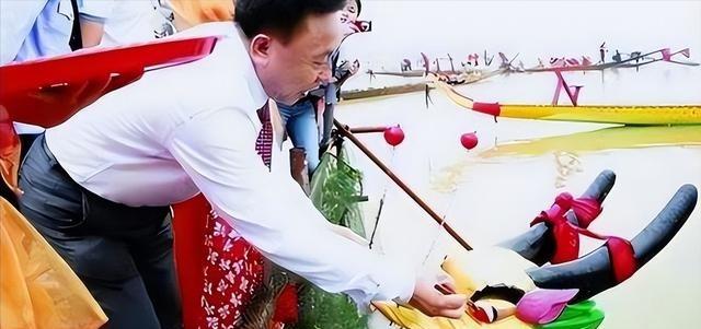 包养多名情妇，生下11个私生子，70多岁潜逃时仍要生娃！他是谁？