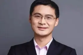罗翔说：男人接近女人的目的很简单，无非就是图两样东西。图片
