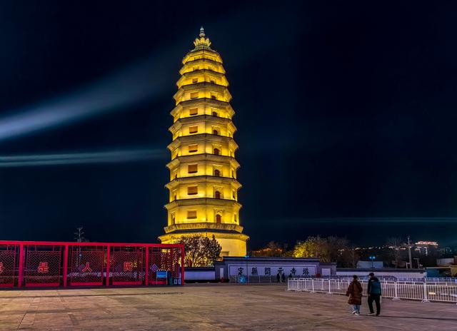 河北定州：古城夜色灯光璀璨 美轮美奂