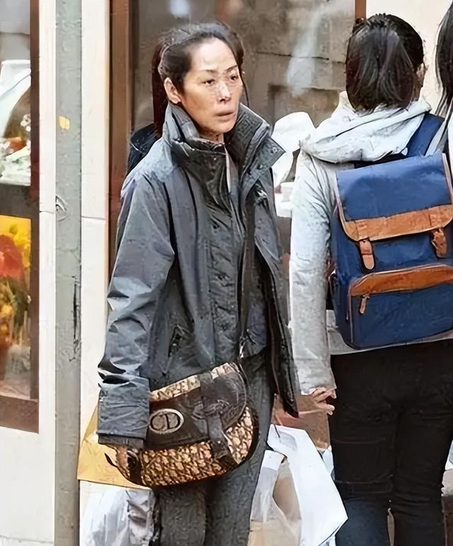 59岁香港歌后送ICU抢救，术后全身插管，儿子日夜守护抱膝痛哭