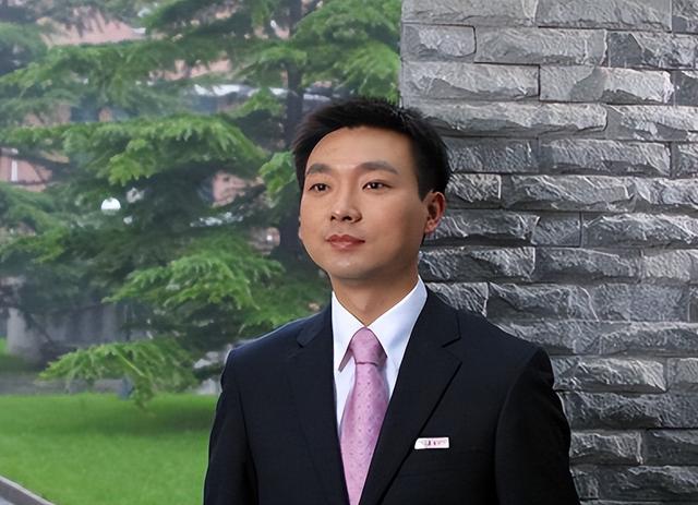 "央视一哥"康辉	，丁克一辈子，却在四十岁接到一通电话让他后悔