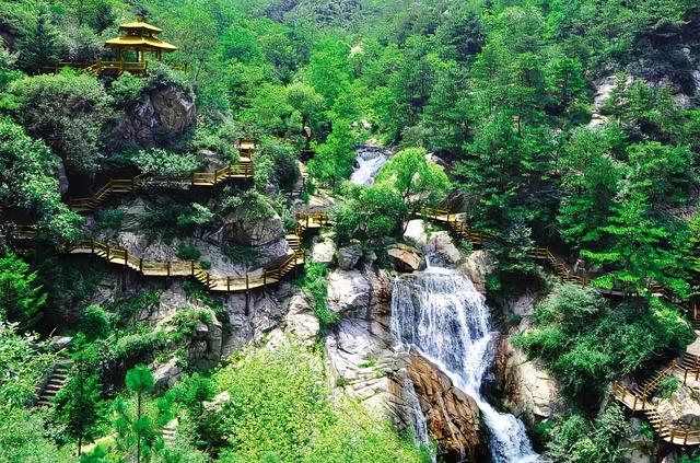 国庆不挤了！年轻人拼假玩“边角料旅游”，体验感超香