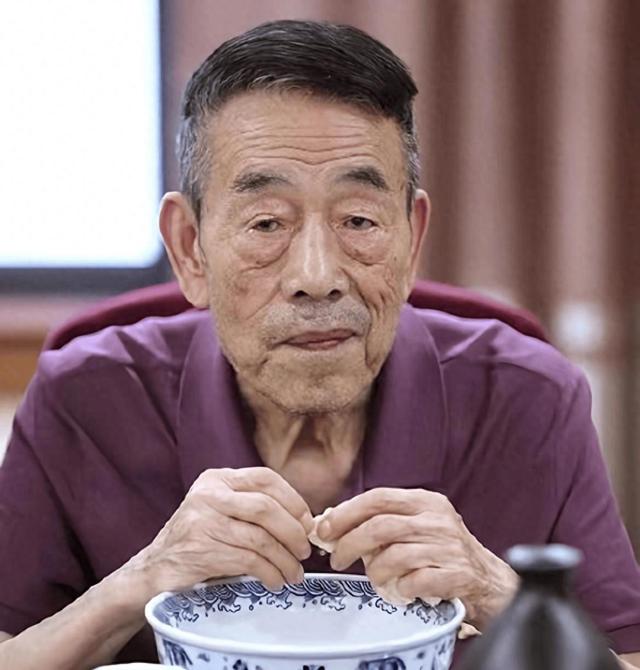 梁小龙被曝离世1天，私生活被扒底朝天，原来他和杨少华处境一样