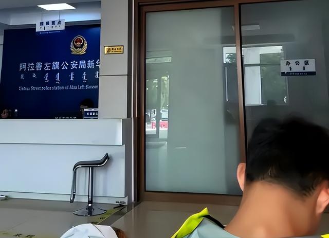 沙漠大妈向游客索要过路费，被拒后开摩托车撞人，报警后续来了！