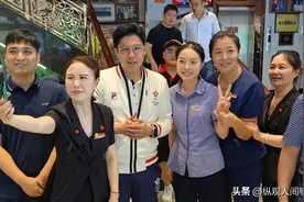 霍启刚父亲游玩绍兴，身家百亿逛百元店，与美女合影被夸不像77岁图片
