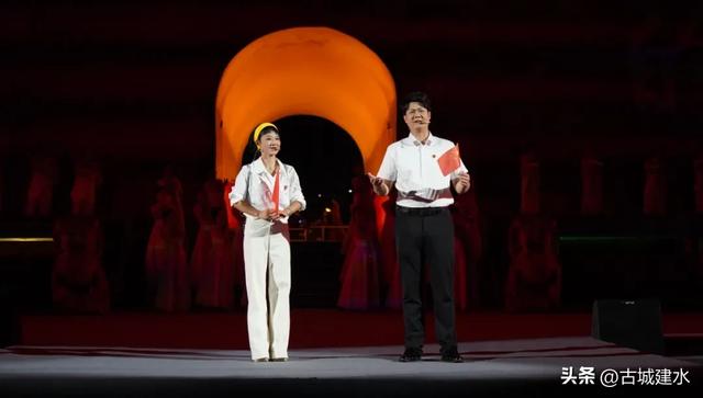 建水县举办“家国情·古城韵”——千年建水T台秀
