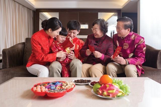 99年的网吧包厢，女同学突然凑过来，说：教我玩个刺激的游戏