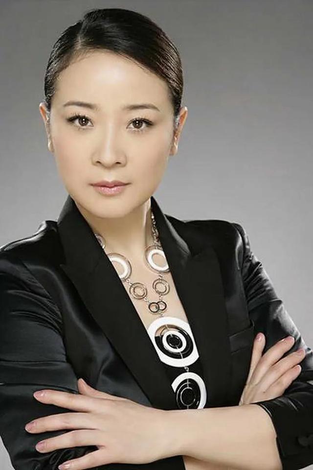 她是国家一级女演员，多次给坐轮椅丈夫戴绿帽，如今儿子也是演员