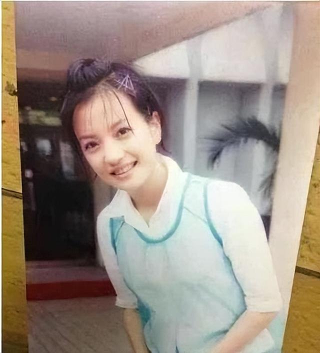 赵薇母女现身北京机场，15岁女儿一头黄毛	，穿搭比50岁妈妈还成熟