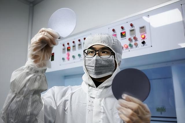 扬眉吐气！国产DUV光刻机研制成功，各国反应：美韩荷都不敢笑了