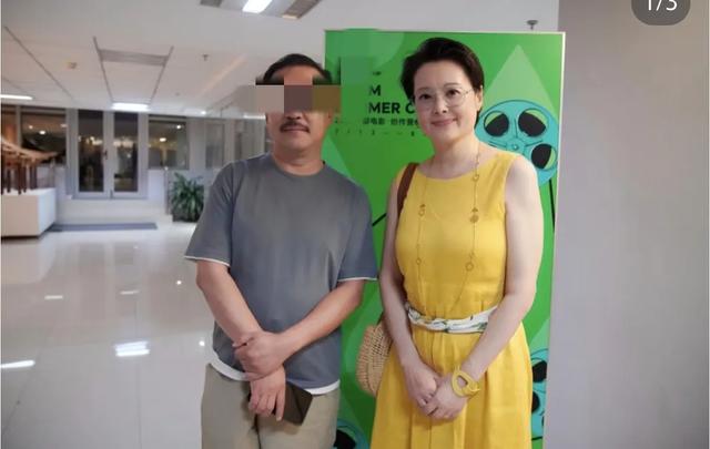 袁立近照曝光，身上米黄色裙子抢镜，比之前瘦了，公开讲课状态好