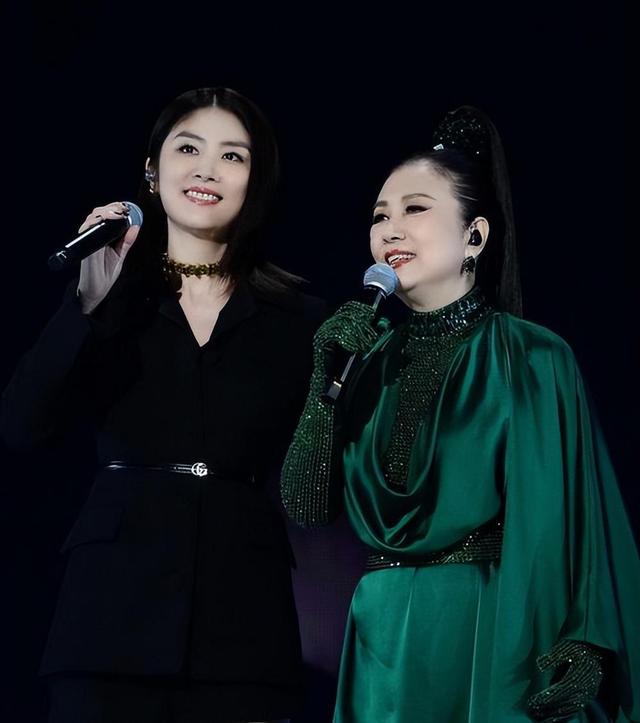 77岁还能压轴上央视春晚，无儿无女拼命赚钱，却有人给她磕头拜年