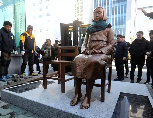 慰安妇控诉日军暴行，一个压在我身上，一个拉在我大腿上