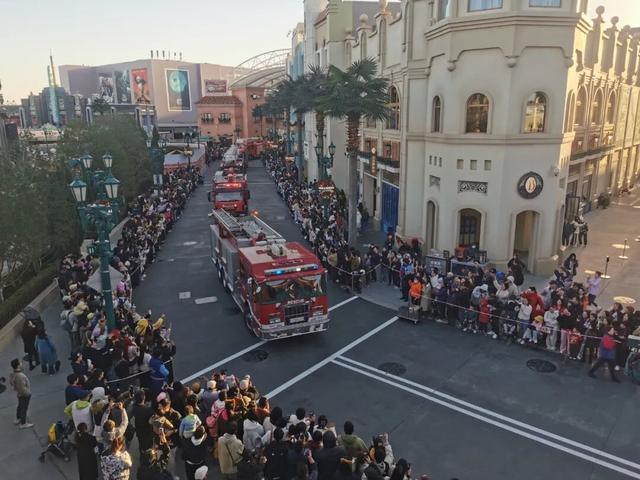【我们的环球嘉年华】当花车巡游遇上逆行英雄！北京环球度假区上演最“燃”消防宣传