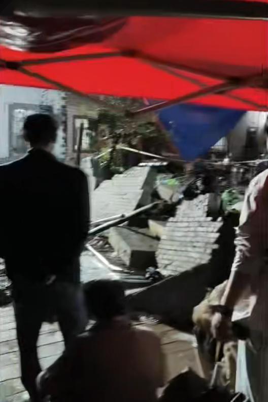 一起惨剧！葬礼现场围墙倒塌，5人遇难，最年轻死者正考研	，女孩家属停灵40多天，拒下葬只求公道