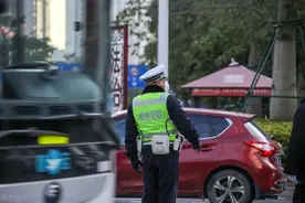 乐清交警暴力执法后续：锁喉执法交警已被停职，恐面临刑事责任图片