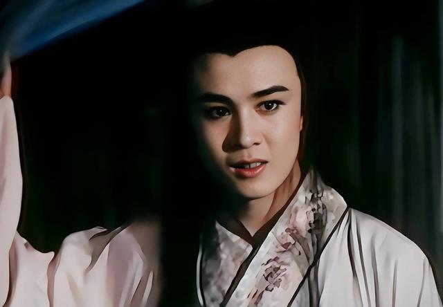 66岁“唐僧”徐少华，大肚腩撑紧西装，和“大脚娘”迟蓬梦幻同框