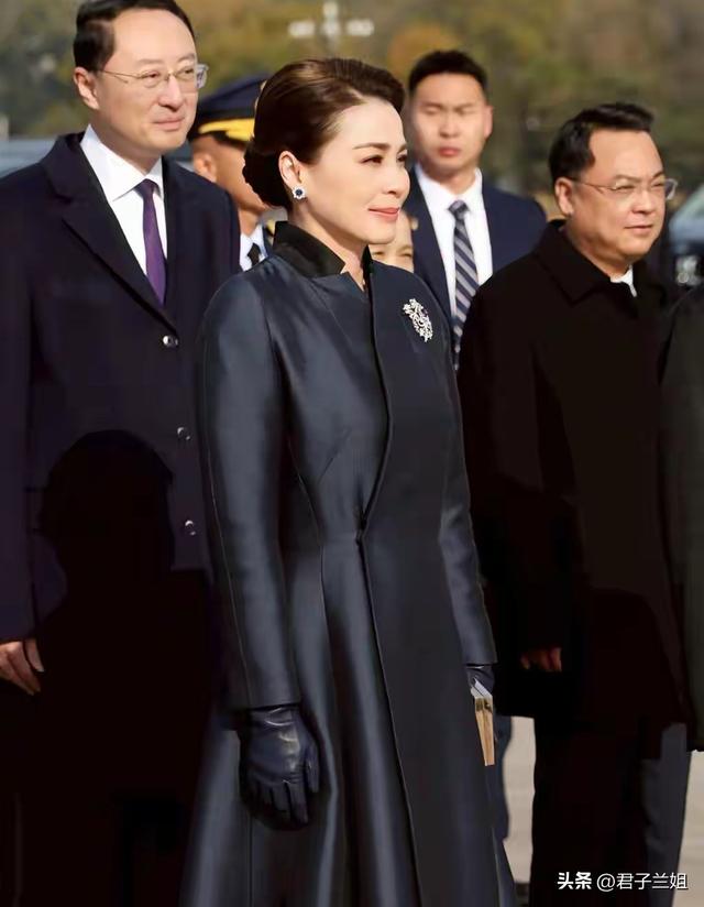 苏提达王后太稳了！脚踩10公分细高跟在北京献花，下梯步赛若平地