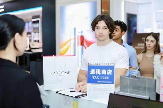 国际友人都来宇宙中心万家丽！购物、免税、值机一站式出行超省心