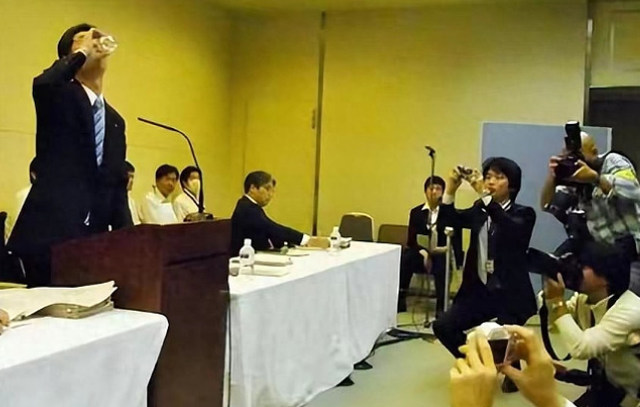 12年前，带头喝下福岛核废水的日本官员，现在怎样了？