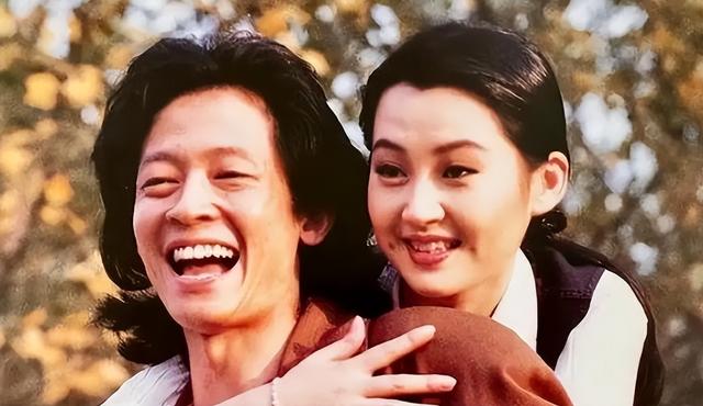 她一生“风流成性、老少通吃”，撩汉无数，至今54岁却依旧单身