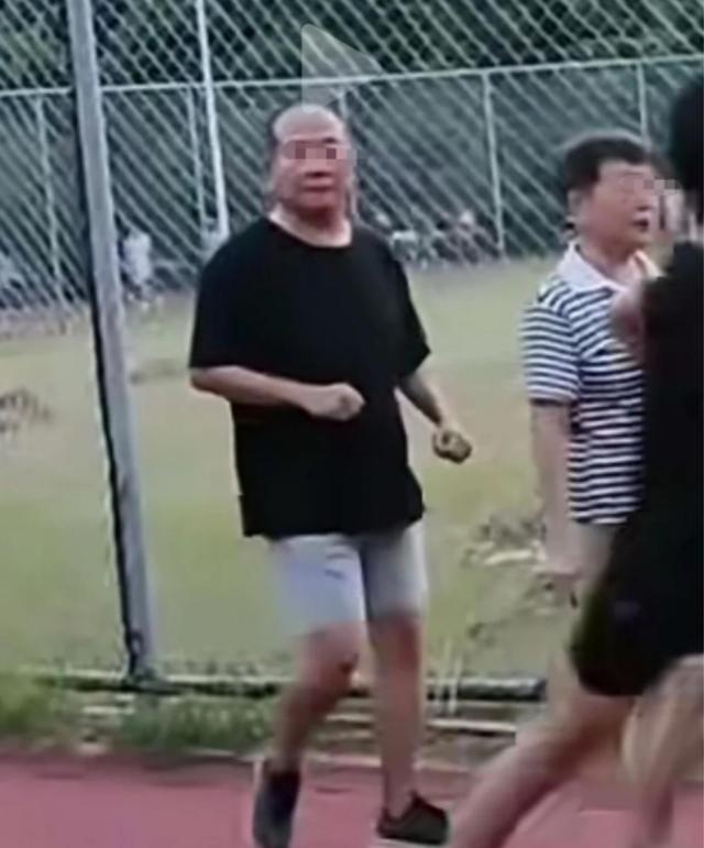 太嚣张了！湛江事件引众怒，网友：骨子里的坏，停发退休金