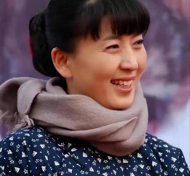 53岁闫学晶如今备受争议，现在看来赵本山与她分道扬镳也正常