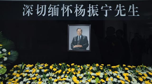 杨振宁刚去世	，翁帆终于发声，字字催泪，清华大学吊唁堂细节感人