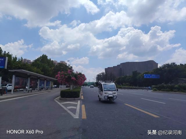 信华建国酒店和新城吾悦广场，如同商丘市中心城区的两颗璀璨明星