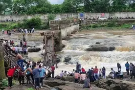 印度一大桥坍塌，已致6人死亡25人失踪图片