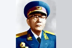 黄克诚在东北基本不带兵打仗，为何地位还是很高，成为第三大将？图片