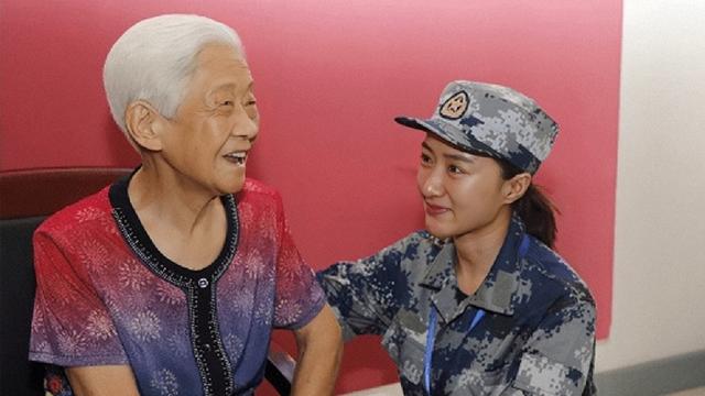 上甘岭，16岁女兵王清珍遇男兵因伤排尿难，二话不说用嘴助其排尿