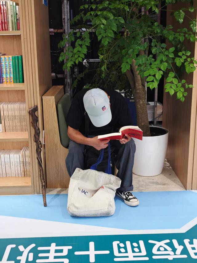 淘书逛展、夜游夜市、盖章打卡……上海书展的快乐，弥漫在整座城市→