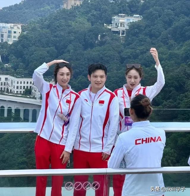 又是没见过的照片，港澳行时樊振东跟双胞胎姐妹的合照，青春飞扬