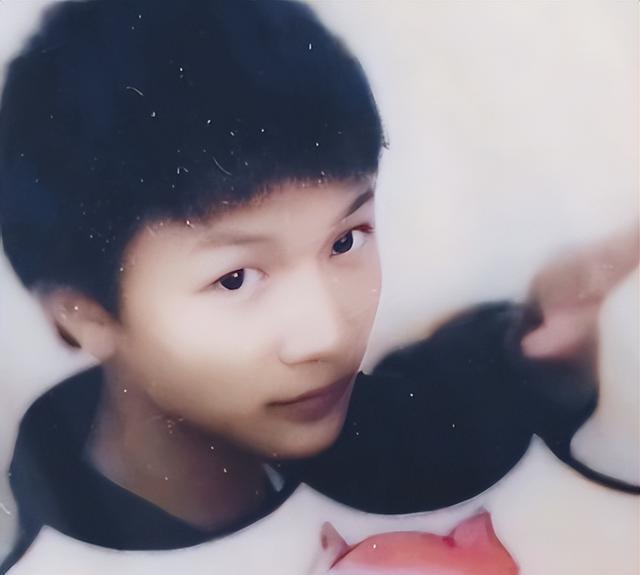 人民日报专访，揭开32岁周深的真实处境，那英确实一个字都没说错