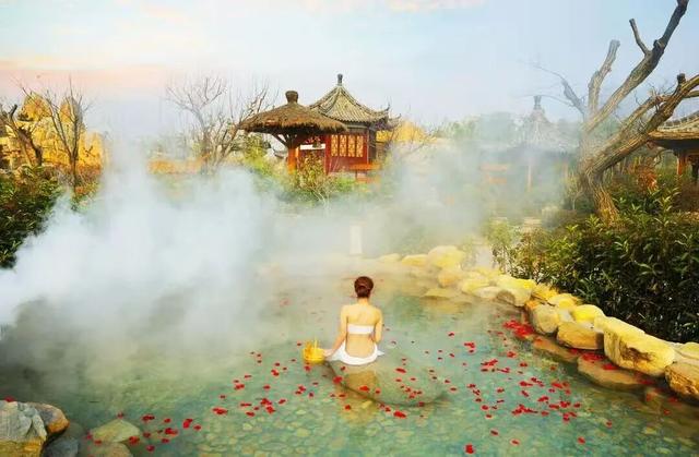 降温天的终极浪漫，是泡进一池温泉里