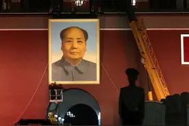 迄今为止，天安门城楼上只挂过12个人画像，其中一人仅挂了1天图片