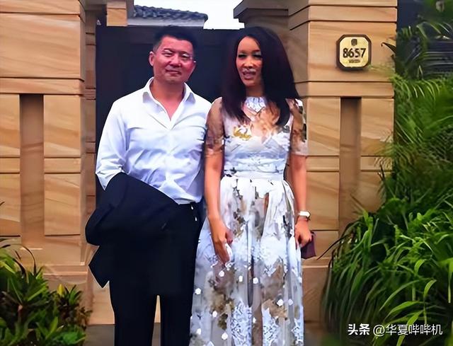 那英老公被曝出轨，餐桌上甜蜜互动，餐后一同归家