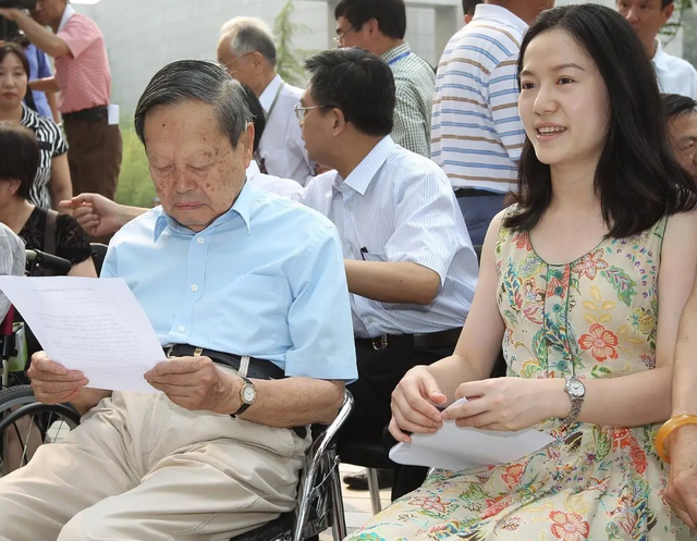 没想到，杨振宁去世后	，49岁妻子翁帆，竟因一个动作实现口碑暴涨
