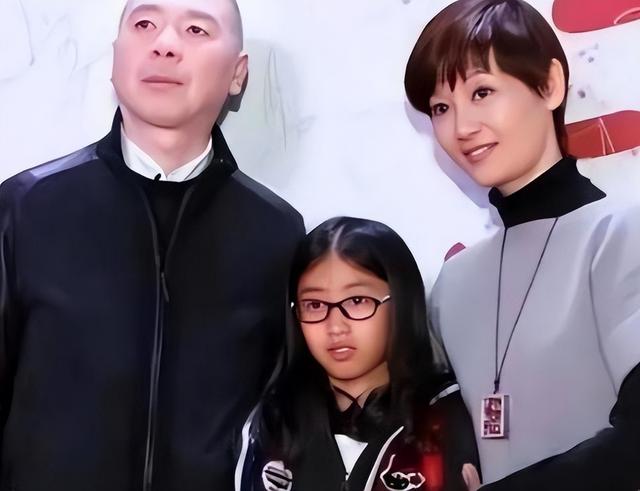 演都不演了！离婚谣言澄清后，冯小刚亲手撕下徐帆的“体面	”