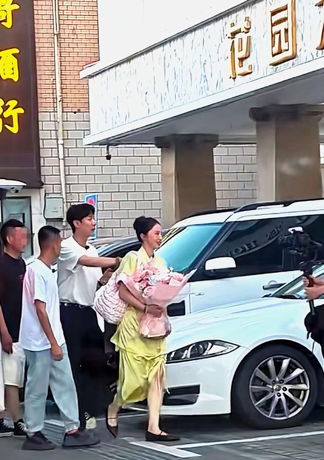 董璇张维伊大同婚宴现场照曝光，挨桌给人敬酒，佟丽娅关悦等出席