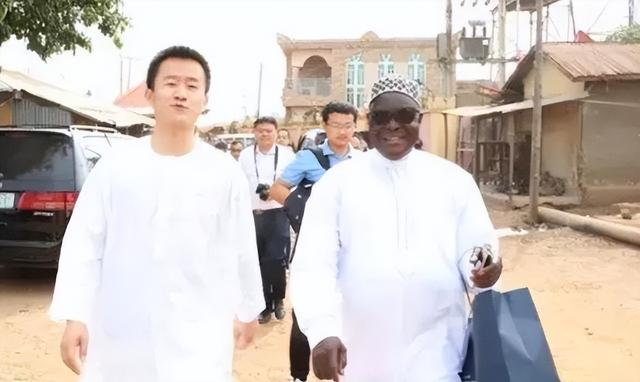 河南小伙在非洲14年，这里一夫多妻，男人只用玩，女人干活地位低