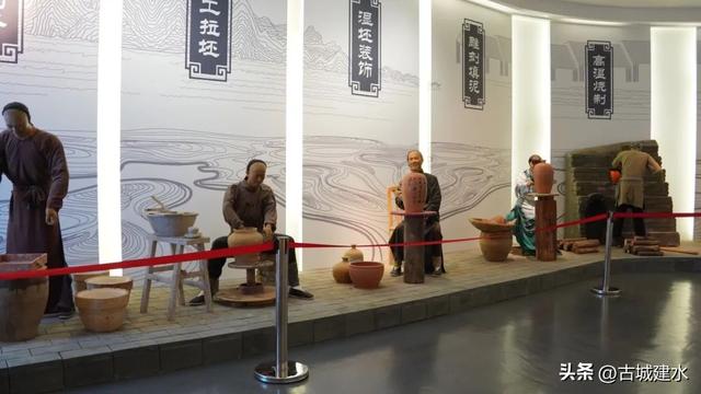 “文化纳凉” 建水图博两馆人气旺