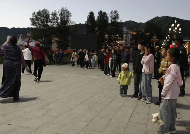 碌曲：旅游热度持续攀升，街头巷尾尽显热闹景象