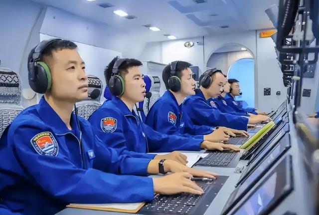 突发！台岛东部激烈对峙，空警500突然开应答器冲入，F16紧急起飞