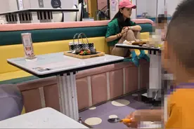 吴倩带女儿玩耍被偶遇，素颜黑眼圈重显憔悴，脸上鼓起的大包抢镜图片