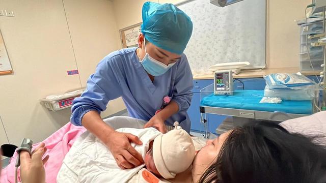 “最惨新生儿”火了，因为太淡定被医生轮番“暴揍”，说好看才哭