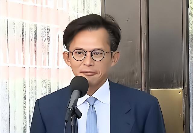 在中日关系敏感时期	，他竟然率团赴日访问，为了刷存在感毫无底线